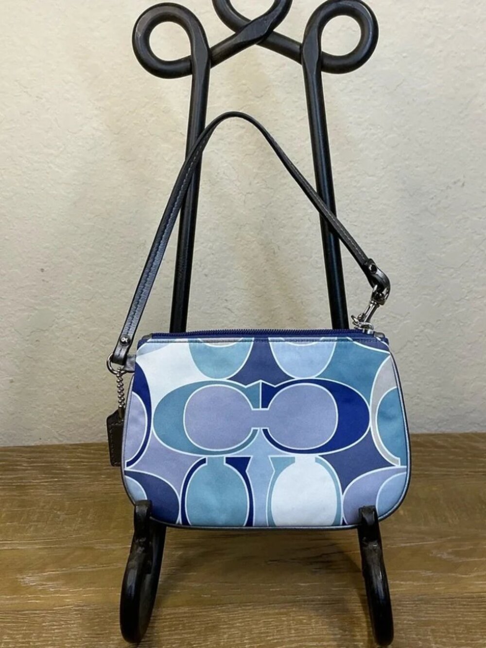 Coach Gallery Blue, Grey, Turquoise Signature Scarf Print Sateen Wristlet EUC